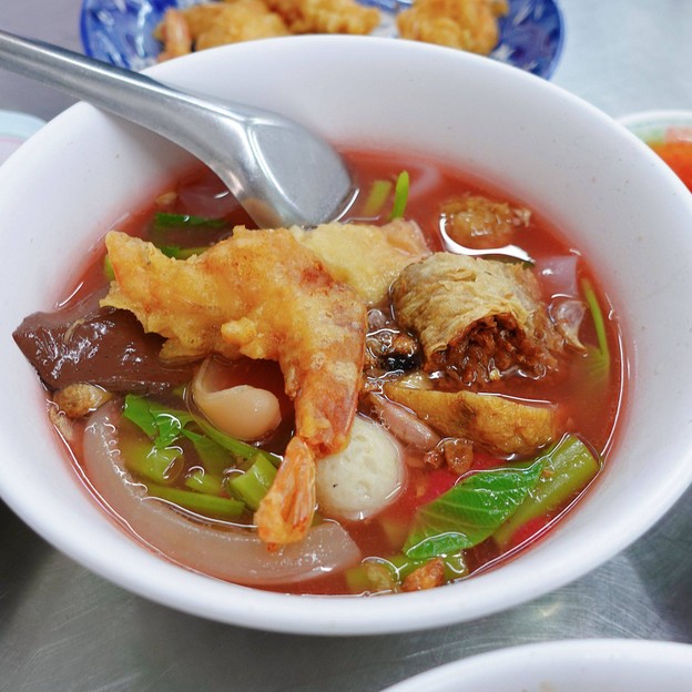 ต้นเย็นตาโฟกุ้งทอด