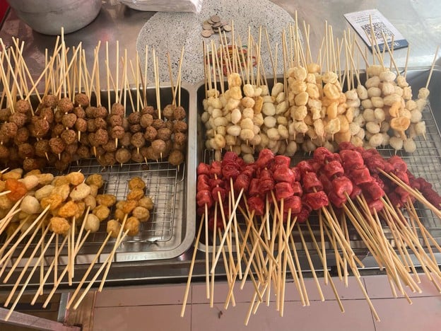 ลูกชิ้นทอดลุงสวน หน้ารร.ปรินส์ฯ