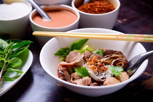เมนูของร้าน ก๋วยเตี๋ยวเรือรสไทยสูตรโบราณ ปี พ.ศ. ๒๕๑๙ ตลาดสดเตาปูน