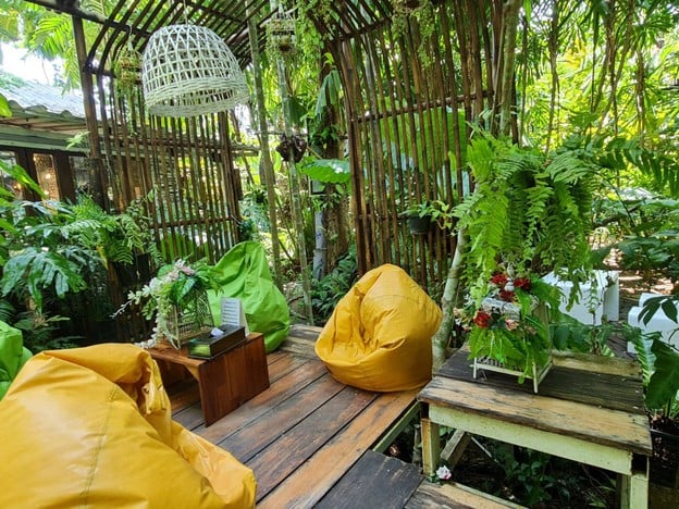 บรรยากาศ บ้านต้นไม้ คาเฟ่