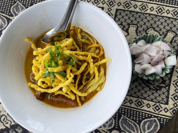 ข้าวซอยพี่น้อง Khaosoi Zister's & Zister's Cafe'