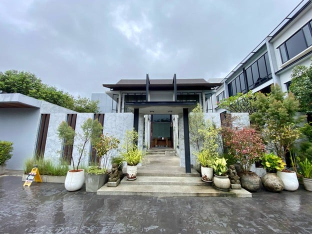 โรงแรมนายญ่า