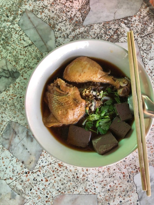 กัปตัน ก๋วยเตี๋ยวไก่ตุ๋นน้ำข้น บ้านอ้อย อ.เมืองสระบุรี