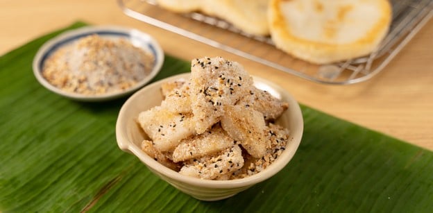 วิธีทำ “กะลอจี๊” เมนูขนมสัญชาติจีนกรอบนอกนุ่มใน หนึบหวานหอมงาคั่ว!