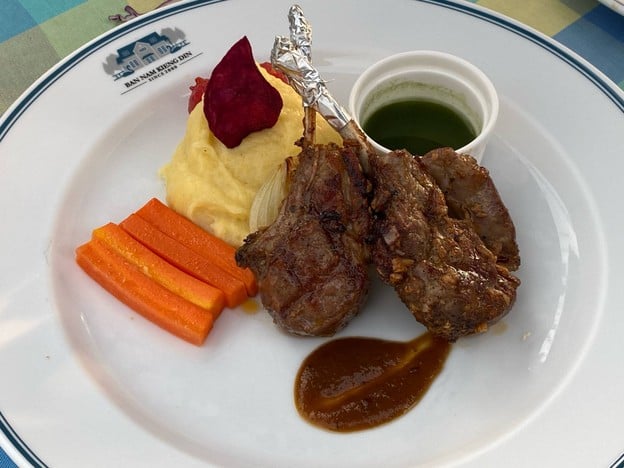 บ้านน้ำเคียงดิน Ban Nam Kieng Din