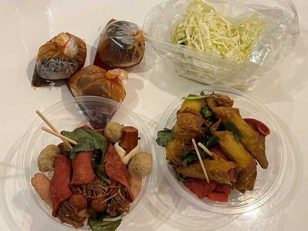 เมนูของร้าน ลูกชิ้นทอดพี่มล น้ำจิ้มพอตมะขามพริกคั่วเนย