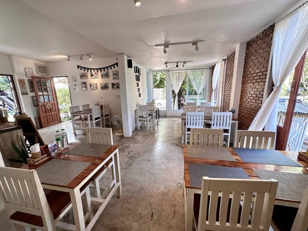 บ้านไม้ขาว