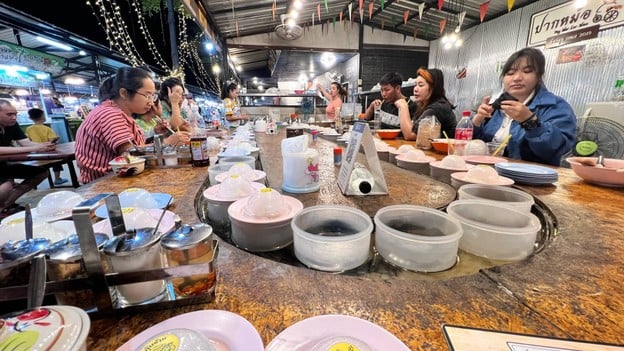 เมนูของร้าน ปากหม้อ ล้อหมุน ตลาดนัดโอโซน สรงประภา