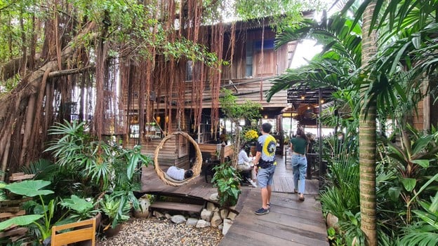 บรรยากาศ บ้านระเบียงน้ำ & กุ้งแม่น้ำเผา Delivery