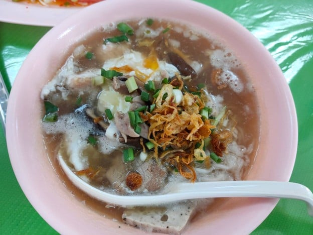 คุณแดงก๋วยจั๊บญวน ถ.พระอาทิตย์