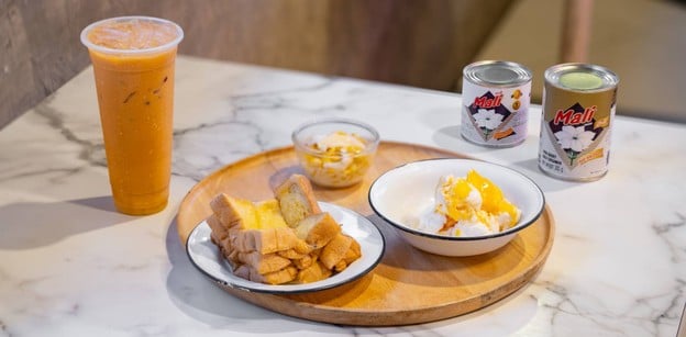 หวานลิ้นไอติมไข่แข็ง ปากซอยจรัญ 63