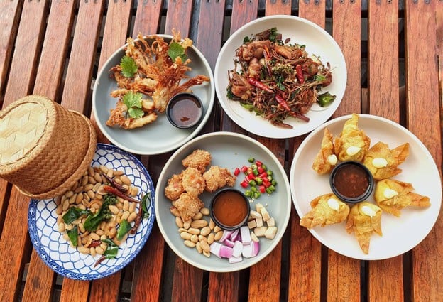แจ่มจันทร์ บาร์ แอนด์ บิสโทร