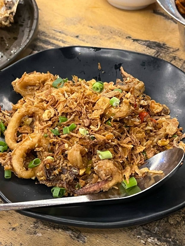 แม่เพ็ญซีฟู๊ด ริมน้ำปิง