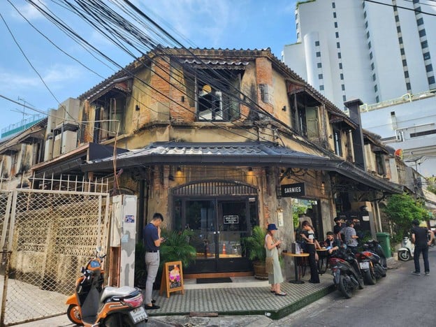 หน้าร้าน Sarnies Bangkok Charoen Krung 44