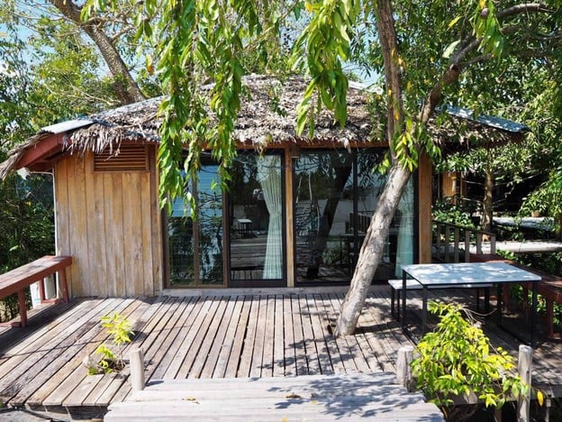 บ้านริมเล ปากประ