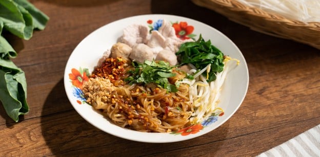 วิธีทำ “ก๋วยเตี๋ยวคลุก” เมนูเส้นขลุกขลิกยั่วลิ้น พร้อมซอสเข้มซู้ดเพลิน