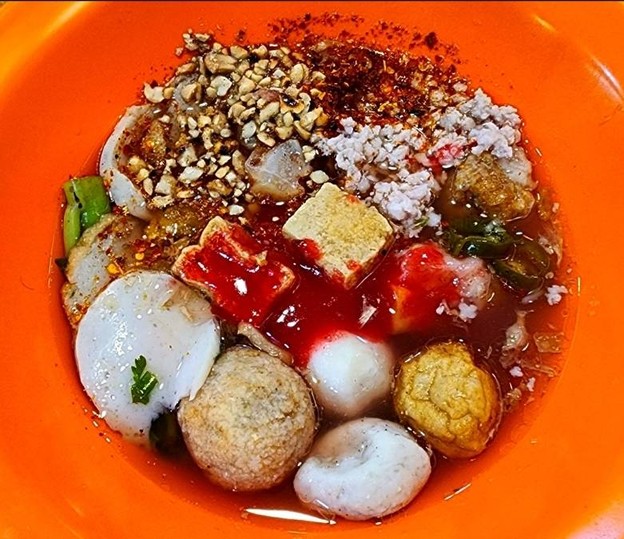 เมนูของร้าน ตี๋ลูกชิ้นปลา-ข้าวขาหมู ประชาอุทิศ 91 ตี๋ลูกชิ้นปลา-ประชาอุทิศ 91