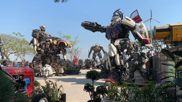 บ้านหุ่นเหล็ก