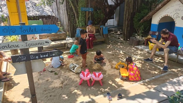 บรรยากาศ The Three Little Pigs ท่าตลาด