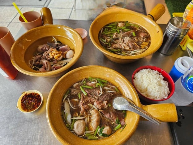 เมนูของร้าน ก๋วยเตี๋ยวเนื้อ สว่างอรุณ (โชคชัย4)