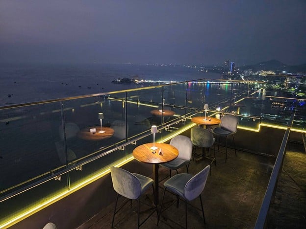 บรรยากาศ Silver Moon Rooftop Bar Novotel Sriracha & Koh Si Chang Marina Bay