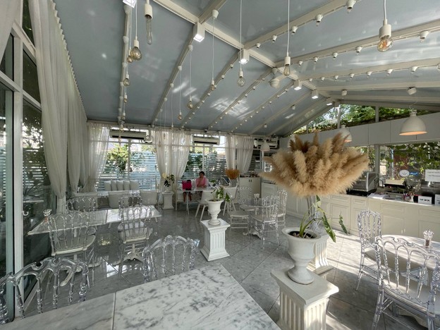 ไวท์ชวนชม White Chuan Chom x Cafe โรงแรมชวนชมเดอะไฮท์รีสอร์ท