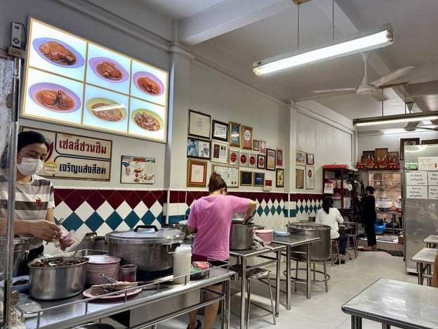 ขาหมูเจริญแสงสีลม สีลม