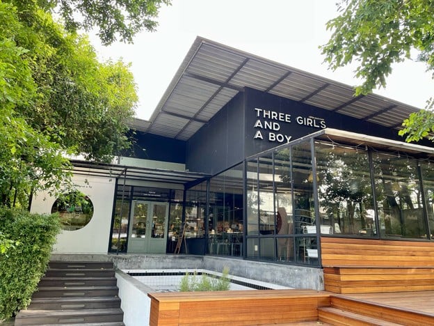 เมนูของร้าน Three girls and a boy