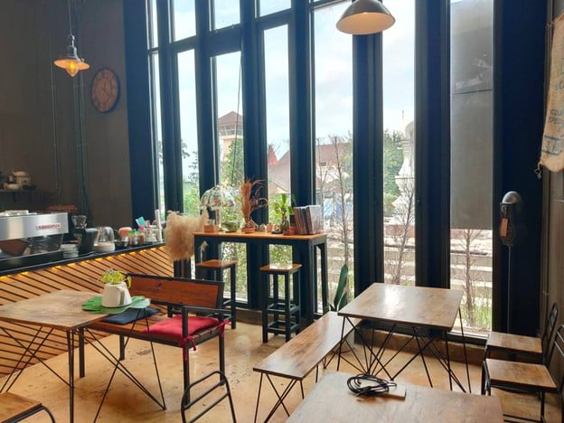 Bros Cafe Bowin, Sriracha