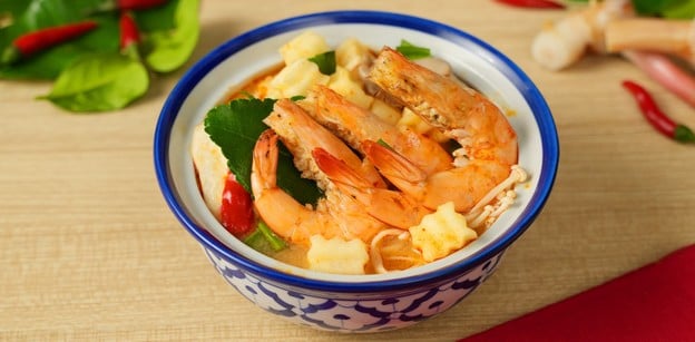 วิธีทำ “ต้มยำกุ้งน้ำข้นยอดมะพร้าว” เมนูอาหารไทยเข้มข้น หอมน้ำพริกเผา!