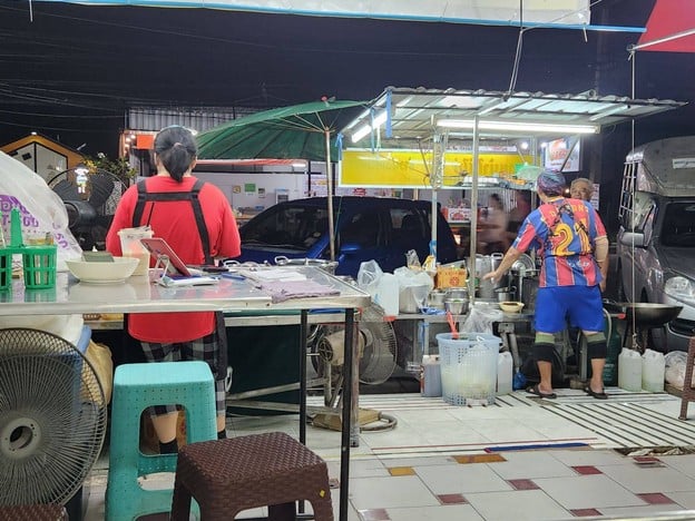 บรรยากาศ โตมอญราดหน้า ซอยเมืองเอก