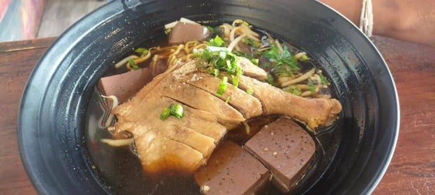 ก๋วยเตี๋ยวเป็ดกลางดง