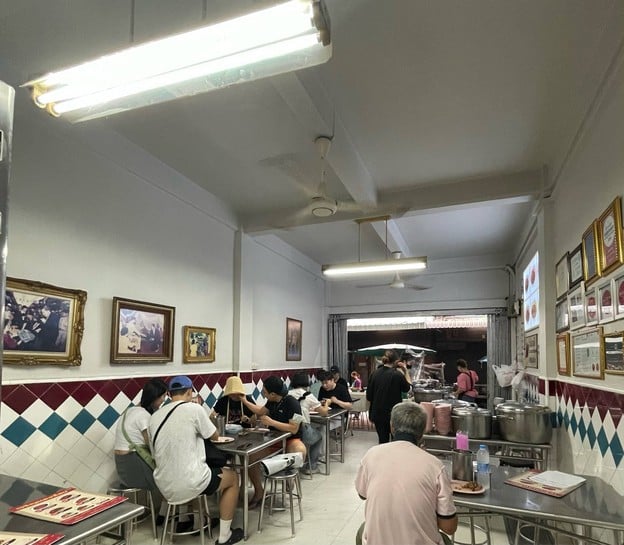 ขาหมูเจริญแสงสีลม สีลม