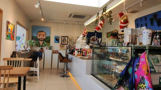 บรรยากาศ CafeSlash (คาเฟ่สแลช) CafeSlash (คาเฟ่สแลช) อาหารอร่อย กาแฟสเปเชียลตี้ และเบเกอรี่ ลาดพร้าว 71