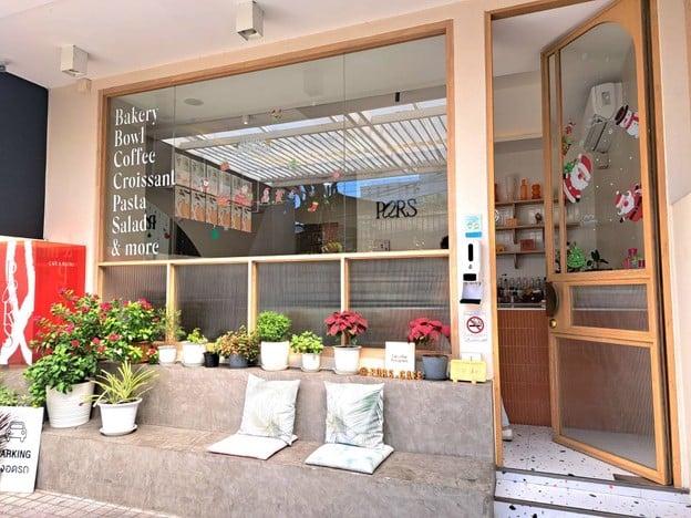 หน้าร้าน PQRS ทองหล่อ