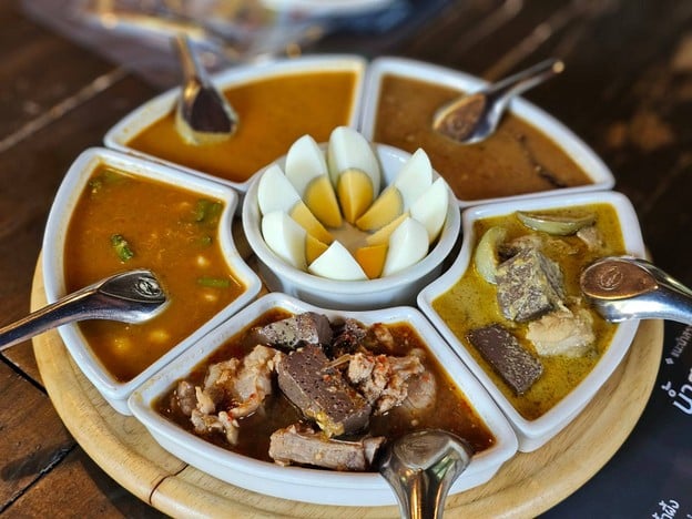 เมนูของร้าน ขนมจีนต้นก้ามปู นวลจันทร์ .