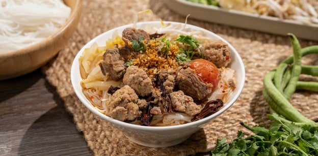 วิธีทำ “ขนมจีนน้ำเงี้ยวหมูล้วน” เมนูอาหารไทยหอมเครื่องแกงเข้มข้น!