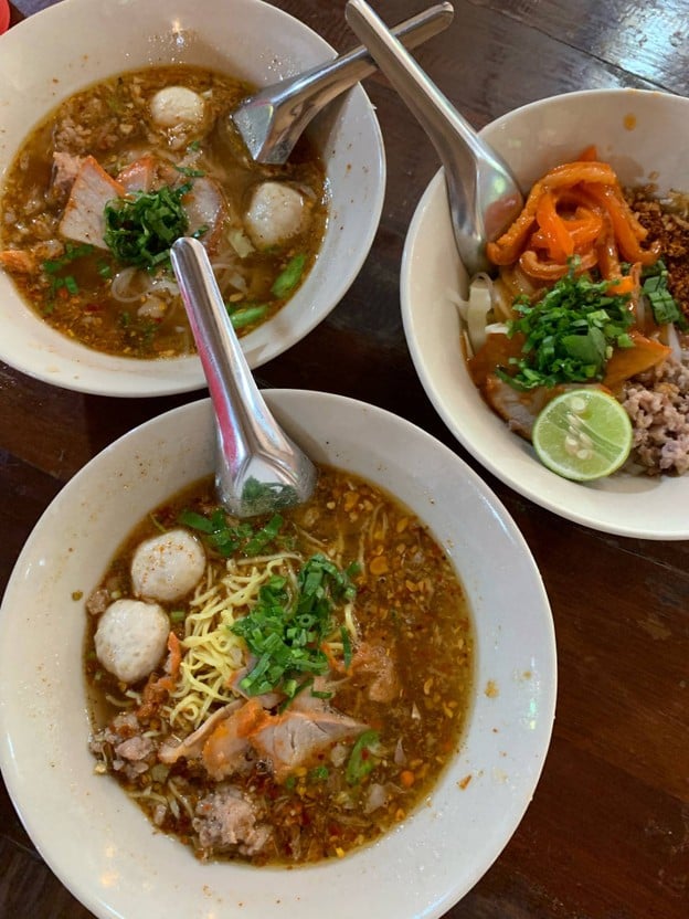 ก๋วยเตี๋ยวห้อยขาริมน่าน