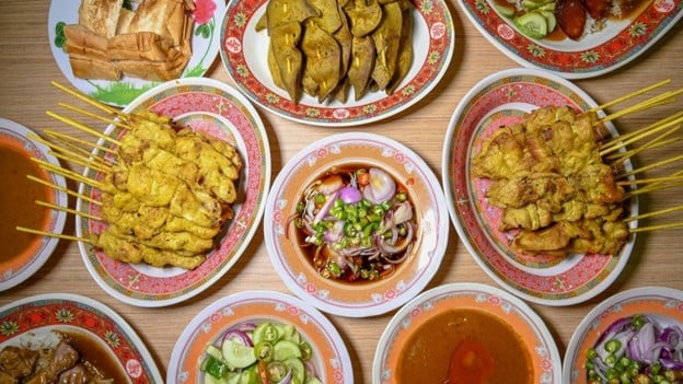 หมูสะเต๊ะ ซีอิ๊วดำ มิ้งโภชนา Stadium One