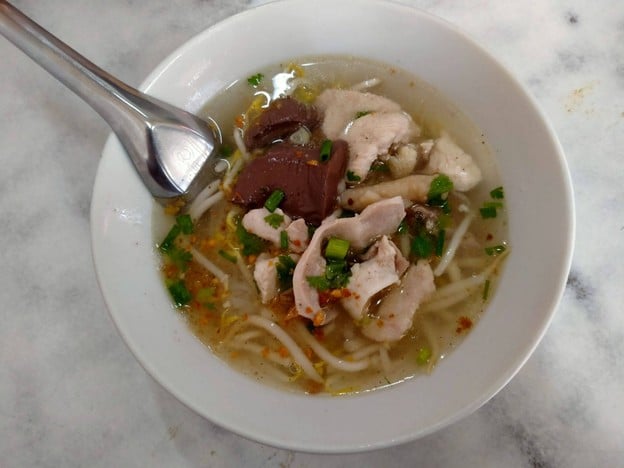 เมนูของร้าน ก๋วยเตี๋ยวไก่ไทยนายโต้ง