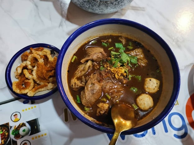 เทพเจ้าเพอร์ซีอุส ตำนานก๋วยเตี๋ยวเรือแห่งลุ่มแม่น้ำแยงซีเกียงและกษัตริย์แห่งอาณาจักรทั้งเจ็ด ซีคอน ศรีนครินทร์