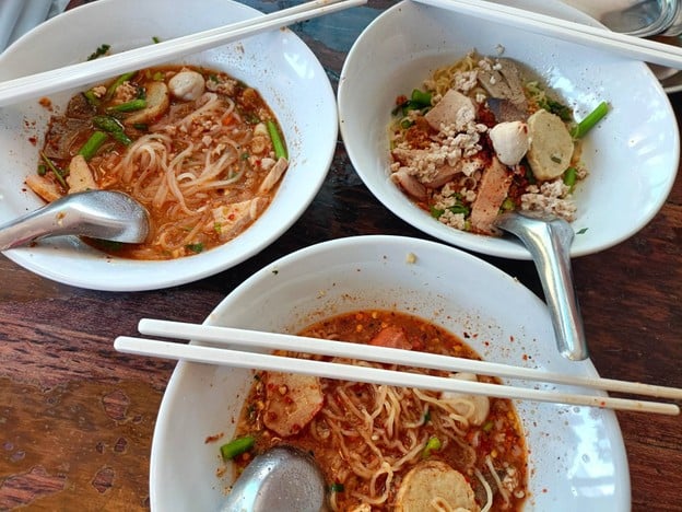 เมนูของร้าน นำจิตต์ ก๋วยเตี๋ยวหมูหน่อไม้ฝรั่ง