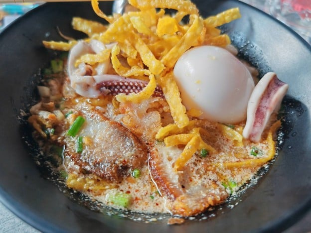 ก๋วยเตี๋ยวต้มยำหมูกรอบ เจ๊ดำ (ลำลูกกา)