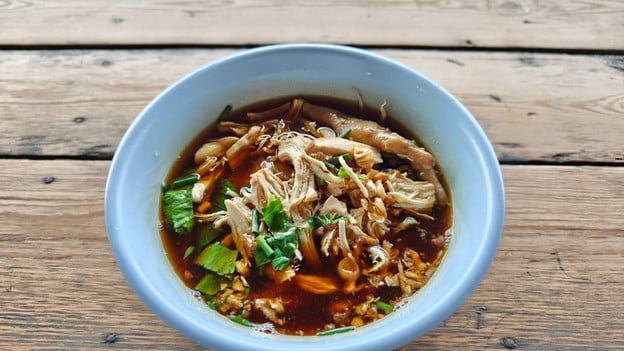 ก๋วยเตี๋ยวไก่ยายวัลย์ก๋วยเตี๋ยวเนื้อนะดา (ฮาลาล)