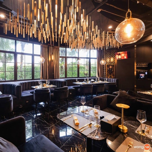 บรรยากาศ Otter in the rain