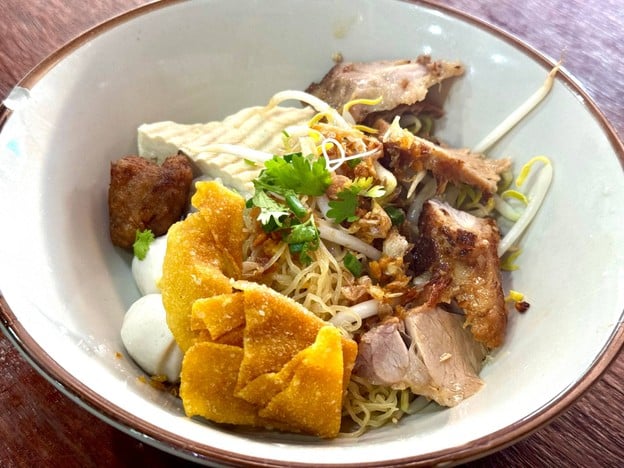 เมนูของร้าน บะหมี่ตู้ไม้(วัดอนงคาราม)