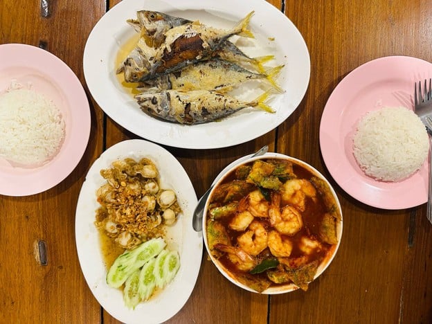 ครัวปลาทู (ทิดอ้วน) บางแสน