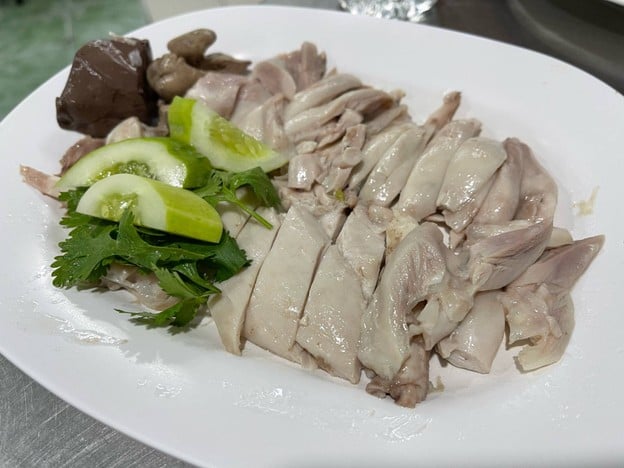 เมนูของร้าน ข้าวมันไก่นายธง สาธุประดิษฐ์