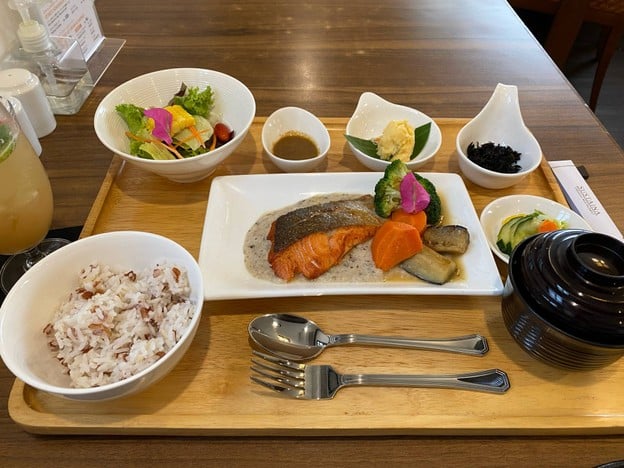 Sustaina Organic Restaurant พร้อมพงษ์