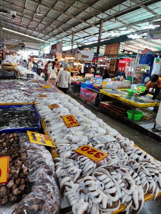 ตลาดประมงพื้นบ้านอ่างศิลา